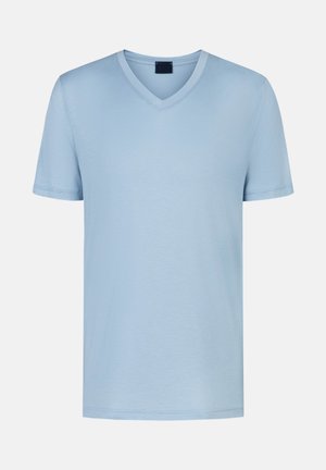 T-shirt bleu clair à manches courtes avec col en V, design uni et une étiquette noire à l'intérieur du col, présenté sur un fond blanc.