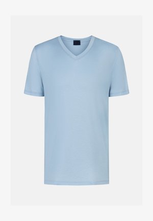 T-shirt a maniche corte con scollo a V di colore azzurro chiaro, dal design semplice, con un'etichetta nera all'interno del colletto, mostrata su uno sfondo bianco.
