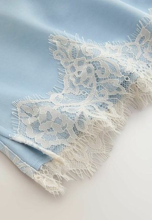 Delikat hvid blomsterblondekant på blødt lyseblåt stof med indviklet net og buede frynsekantede kanter.
