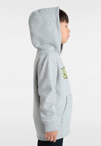 Hoodie gris avec une poche kangourou, capuche ajustable et impression jaune audacieuse sur le devant. Matériel doux, coupe décontractée et manches longues.
