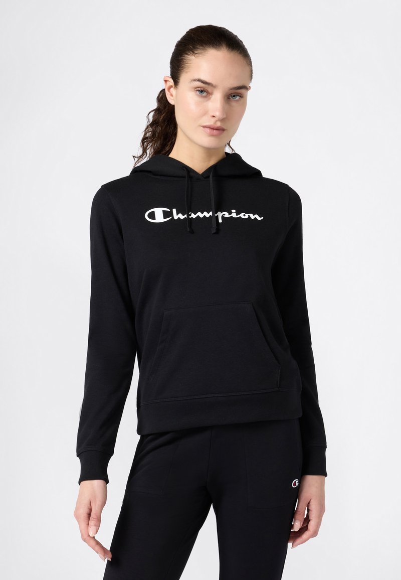 Schwarzer Hoodie aus Baumwollmischung, mit einer Tasche vorne, verstellbarer Kapuze mit Kordelzug und weißem "Champion"-Logo auf der Brust.
