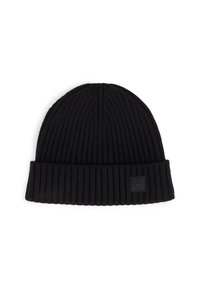 Czarna prążkowana dzianinowa czapka z wywiniętym mankietem, na którym znajduje się mała kwadratowa naszywka z geometrycznym wzorem krzyża na białym tle.