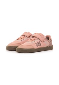 Un paio di sneakers rosa per bambini con suole marroni, dotate di cinturini in Velcro, lacci e dettagli a strisce nere e bianche.