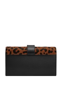 Czarny skórzany portfel z brązowym zamszowym wykończeniem w leopardzie wzory, z czarną skórzaną klapką na zapięcie. Prostokątny kształt, teksturowane powierzchnie.