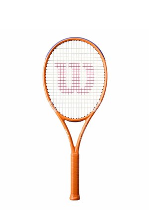 Raqueta de tenis naranja con cuerdas blancas y un logo rojo "W" centrado en la superficie de las cuerdas, aislada sobre un fondo blanco.