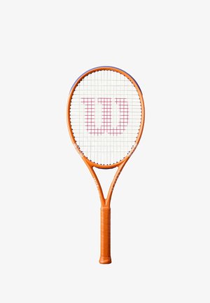 Racchetta da tennis arancione con corde bianche e logo rosso "W" al centro delle corde, isolata su sfondo bianco.