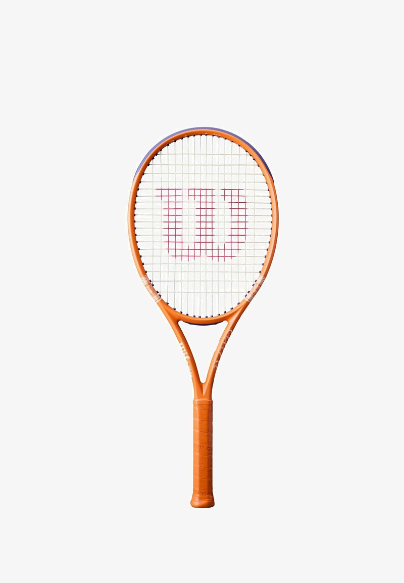 Raquette de tennis orange avec des cordes blanches et un logo rouge "W" centré sur le tamis, isolée sur fond blanc.
