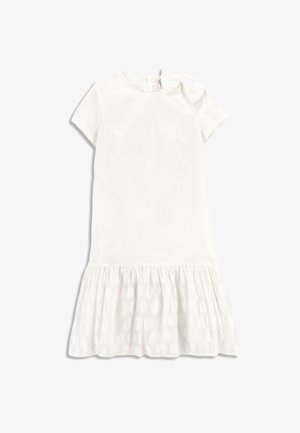 Biała sukienka z krótkimi rękawami, zaokrąglonym dekoltem i dużym akcentem w postaci kokardy. Plisowana dolna część ma fakturę w kropki. Miękki materiał bawełniany.