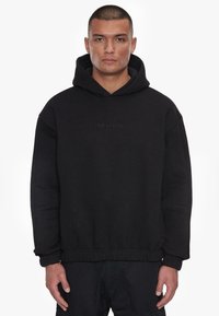 Schwarzer Kapuzenpullover aus Baumwollmischung mit lockerer Passform, geripptem Saum und Bündchen sowie gesticktem "DROPSIZE"-Logo auf der Vorderseite.