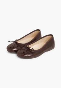 Ballerines marron fabriquées en matériau texturé, avec un nœud sur le bout, forme arrondie et doublure intérieure lisse.