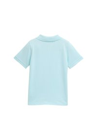 Jasnoniebieska koszulka polo wykonana z gładkiego materiału, z klasycznym kołnierzykiem i krótkimi rękawami. Brak widocznych wzorów lub dodatkowych detali.