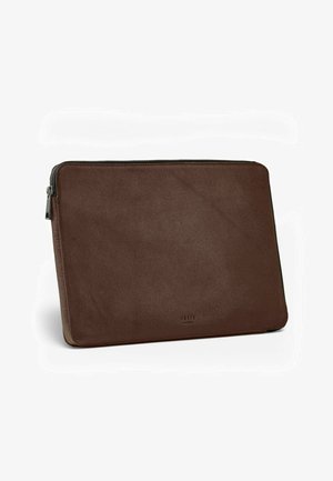 Husă pentru laptop din piele maro cu fermoar negru în partea stângă sus, afișată pe verticală pe un fundal alb.