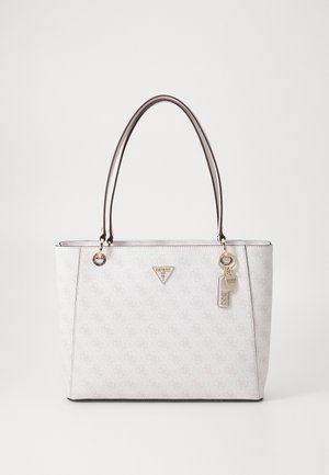 Vit tote-väska med subtilt logomönster, slät textur, dubbla handtag, detaljer i guldton och en dekorativ tag fäst.