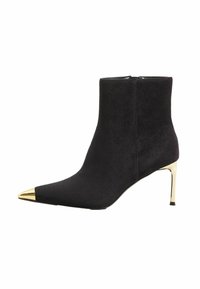 Fekete velúr bokacsizma hegyes orral �és arany fém sarkal. A dizájn elegáns sziluettel és sima textúrával rendelkezik.