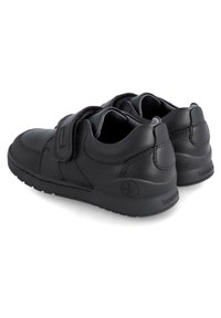 Zapatos de cuero negro con puntera redondeada, correa ajustable de velcro y acentos texturizados. Suela de goma con logotipo en el tacón.