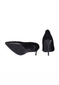 Tacchi alti in suede nero con punta affusolata, sottile tacco a stiletto e superficie liscia. La suola è visibile e presenta una presa antiscivolo.