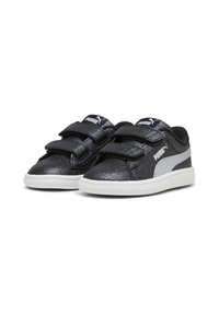 Baskets pour enfants noires scintillantes avec des bandes Velcro, semelles blanches et un logo argenté sur le côté. Texture lisse dans l'ensemble.