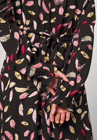 VILA Petite VILEAF  V NECK MIDI DRESS - Vestido de dia - black