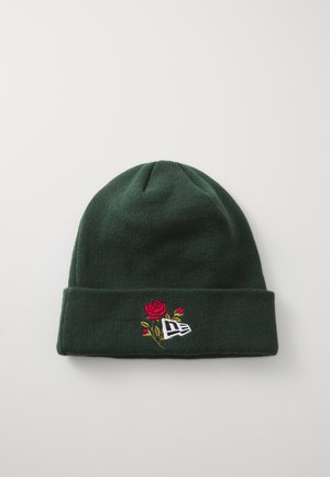 Bonnet en tricot vert avec un revers replié, orné d'une broderie de rose rouge et d'un logo blanc. Texture douce, forme cylindrique et design chaud.