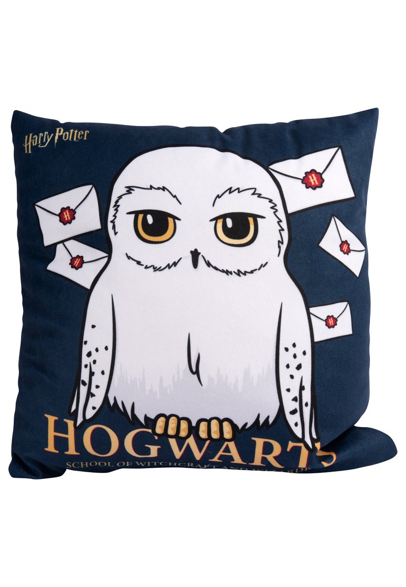 Cuscino a tema Harry Potter con un gufo bianco in stile cartoon su uno sfondo blu scuro, con tre lettere e "HOGWARTS" in testo arancione.