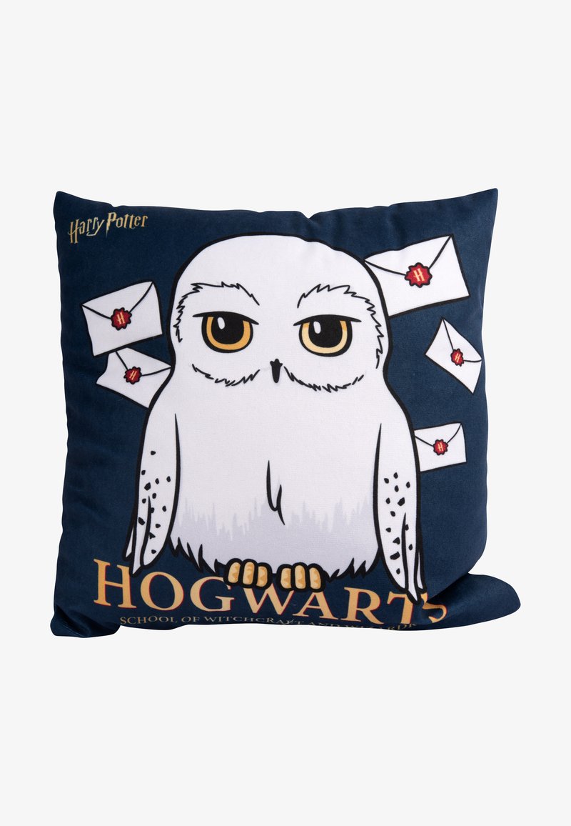 Cuscino a tema Harry Potter con un gufo bianco in stile cartoon su uno sfondo blu scuro, con tre lettere e "HOGWARTS" in testo arancione.