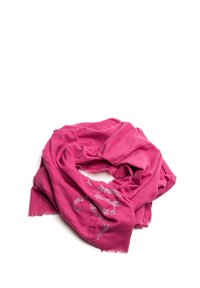 Sciarpa fucsia realizzata in tessuto morbido, con bordi leggermente sfrangiati e decorata con un design di strass.