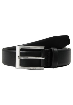 Cintura in pelle nera con fibbia rettangolare in argento incisa con "HUGO BOSS", arrotolata con la punta posata sopra.