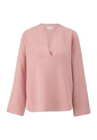 Lichtroze blouse met lange mouwen en een V-hals ontwerp, met een ontspannen pasvorm en subtiele stikdetails langs de randen.