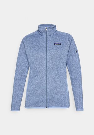 Giacca in pile di colore azzurro chiaro con colletto alto, zip frontale a tutta lunghezza, zip a contrasto e un piccolo logo sul petto. Tessuto morbido e design aderente.