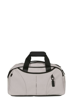 Sporttasche aus hellgrauem Material mit dunkelgrauen Akzenten, ausgestattet mit zwei schwarzen Griffen, Reißverschlussverschlüssen und geschwungenen Seitennähten für das Design.
