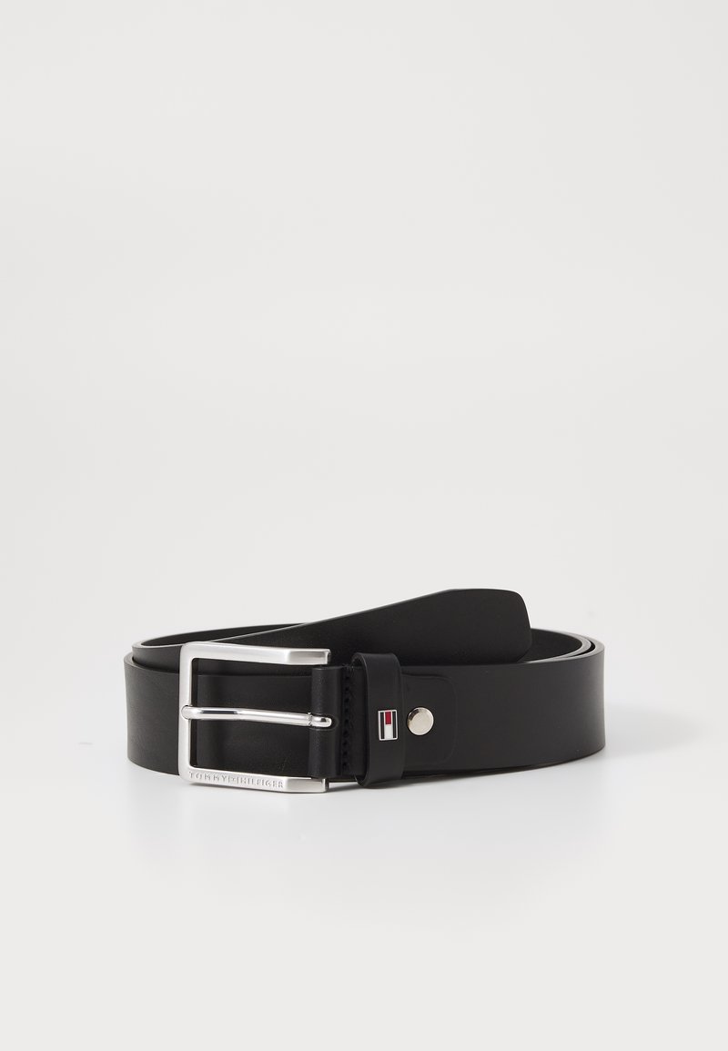 Ceinture en cuir noir avec une boucle rectangulaire argentée, arborant un logo de marque et une texture lisse, conçue pour une tenue décontractée ou formelle.