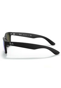 Occhiali da sole neri con finitura opaca, lenti rettangolari angolari e aste nere sottili. Presentano il logo Ray-Ban sul lato esterno.
