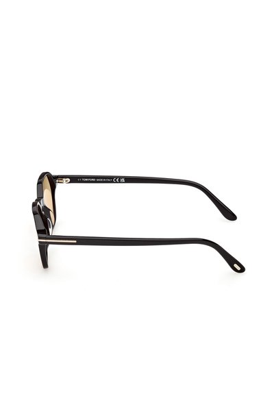 Mustat aurinkolasit, joissa on sileä muovikehys, suorakulmainen muoto, ohuet kultaiset yksityiskohdat temppeleissä ja vaaleanruskeat linssit.