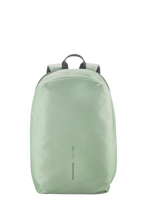 Mochila verde claro con una superficie suave y texturizada, correas acolchadas y un diseño elegante y minimalista. Logotipo y tira reflectante en la parte frontal.