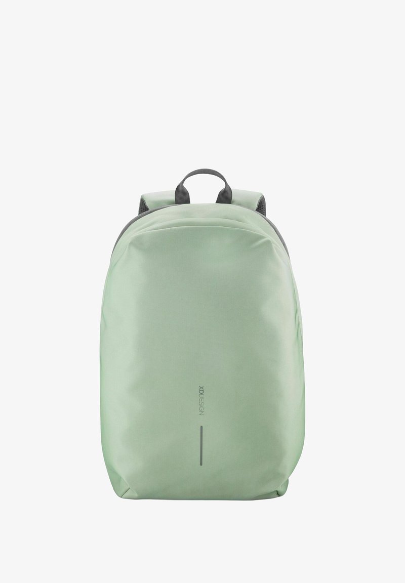 Lichtgroene rugzak met een glad, gestructureerd oppervlak, gevoerde schouderbanden en een strak, minimalistisch ontwerp. Logo en reflecterend strip op de voorkant.