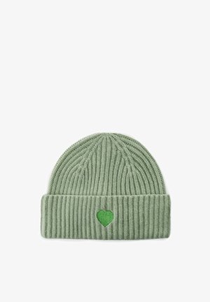 Groene geribbelde gebreide muts met een omgeslagen rand, voorzien van een geborduurd groen hartdetail aan de voorkant. Zachte textuur, eenvoudig ontwerp.