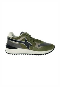 Sneaker verde e nero con un mix di materiali testurizzati. Presenta un logo a stella bianco, stringhe e una suola nera robusta.