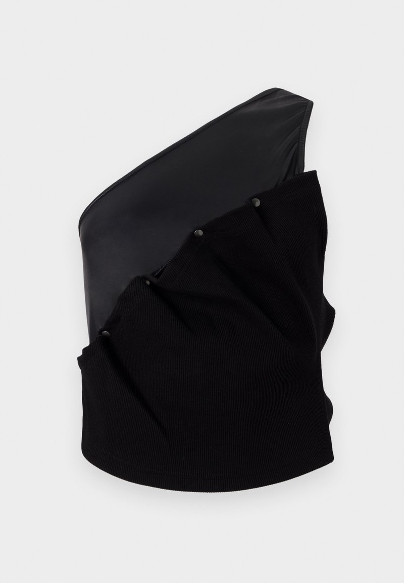 Asymmetrisches schwarzes Oberteil mit einem glatten Lederpanel und strukturiertem Strickstoff, der mit Raffung und Druckknöpfen verziert ist.