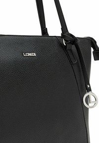 Schwarze Lederhandtasche mit strukturiertem Oberflächenmaterial, ausgestattet mit silbernem Beschlag. Logo auf der Vorderseite geprägt und ein runder Anhänger am Reißverschluss befestigt.