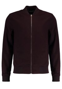 Donkerburgundy bomberjack met een ritssluiting aan de voorkant, ribgebreide kraag, manchetten en zoom, weergegeven tegen een witte achtergrond.