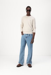 Calvin Klein WAFFLE STRUCTURE - Maglione - stony beige