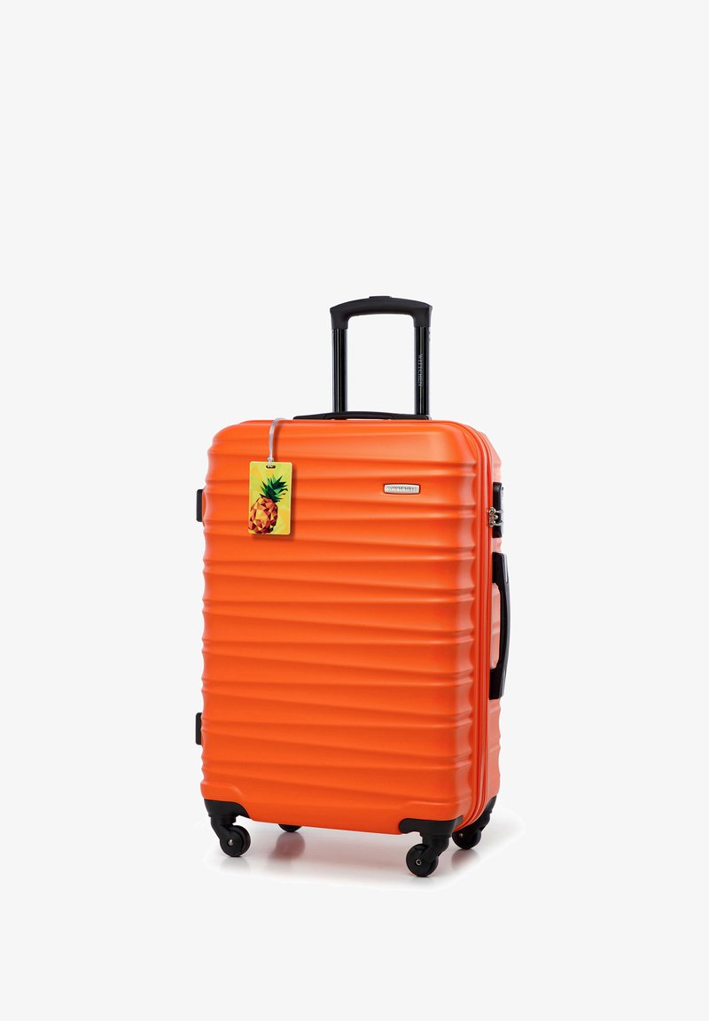 Helle orange Hartschalenkoffer mit Teleskopgriff, vier drehbaren Rädern und einem Ananas-Gepäckanhänger auf weißem Hintergrund.