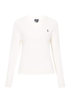 Pull en tricot blanc avec un col en V, comportant un motif de câble texturé. Un petit emblème d'ancre marine bleu marine est cousu sur la poitrine gauche. Manches longues.