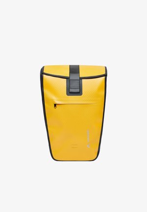 Gelbes wasserdichtes Rucksack mit strukturierter Oberfläche, schwarzen Akzenten, einer vorderen Reißverschlusstasche und einem sicheren oberen Verschluss. Mit einem Logo-Druck.