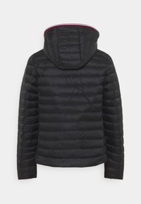 Giacca a vento nera con cappuccio, caratterizzata da sezioni quilted orizzontali e un rivestimento interno di colore contrastante intorno al collo.