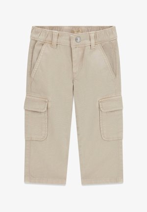 Beige cargo broek voor peuters met voorzakken, zijflappenzakken, ceintuurlussen en een knoopsluiting aan de voorkant.