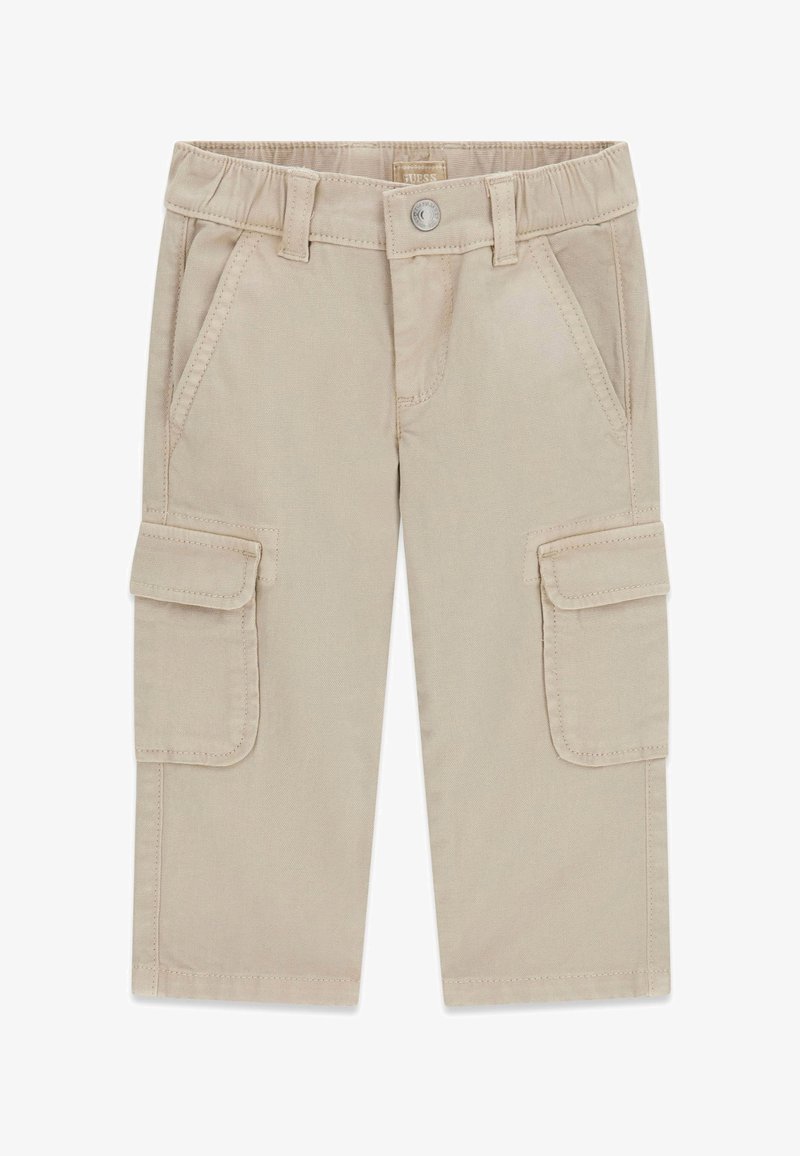 Pantalon cargo beige pour tout-petit avec poches à l'avant, poches latérales à rabat, passants de ceinture et fermeture boutonnée à l'avant.