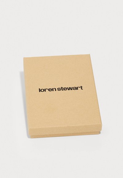 Rjav kartonski škatla s ravno pravokotno obliko, na sprednji strani pa je vbočen logotip "loren stewart" v krepki črni pisavi.