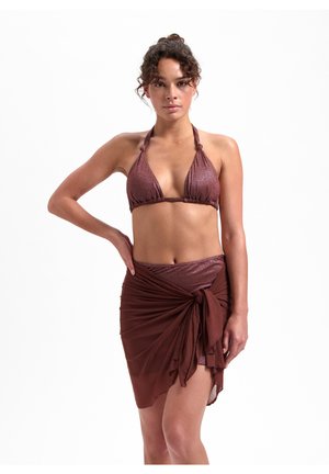 Set bikini in maroon metallico con reggiseno triangolare e girocollo. Accompagnato da una gonna marrone annodata e drappeggiata, creando un design a strati.