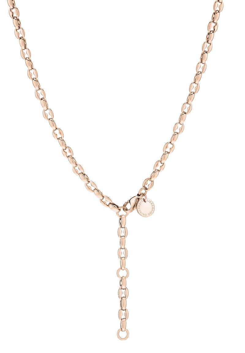 Collier en chaîne en or rose avec des maillons ovales et une goutte de pendentif en forme de Y ; présente une petite étiquette ronde avec une inscription gravée.
